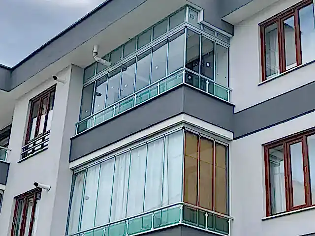 bozkırda yapmış olduğumuz plise perde ve balkon hizmetinin dış cepheden görseli
