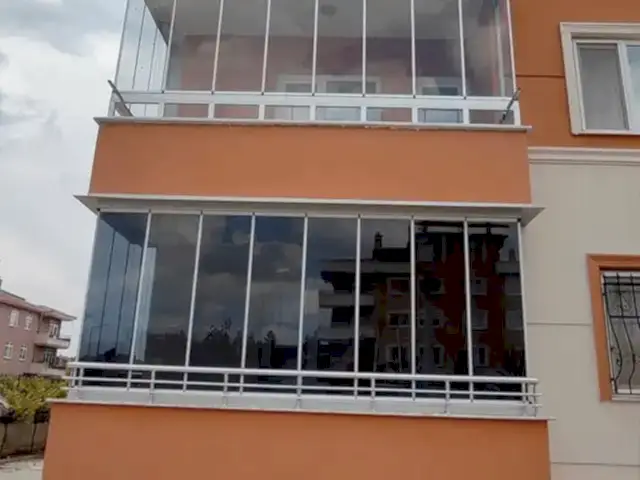 çeltik de vermiş olduğumuz cam balkon hizmetinin dış cepheden görseli