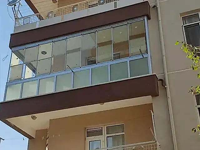 kadınhanın da vermiş olduğumuz cam balkon hizmetiinin dış cepheden görseli