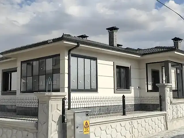 sarayönünde vermiş olduğumuz plise perde hizmetinin dış cepheden görseli