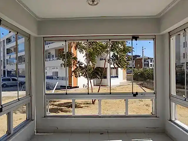 yunak da vermiş olduğumuz cam balkon ve plise perde hizmetinin dış cepheden görseli