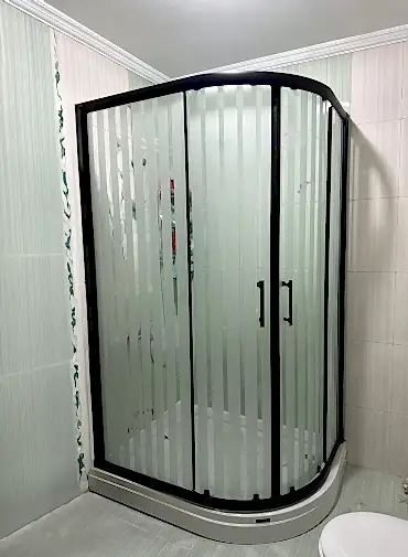 siyah kollu ve geçişli cam duşa kabin