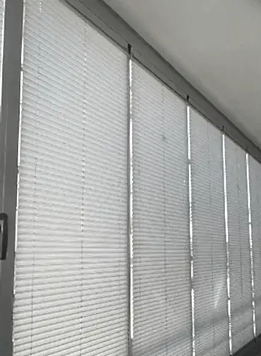 beyaz iç açıdan kapalı plise perde görseli